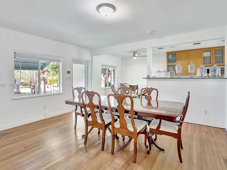 1523 Dewey St — Photo 11