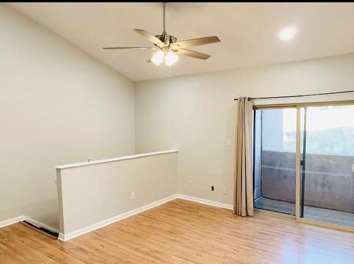 2 bed, 911 sqft, $1,750 — Photo 2