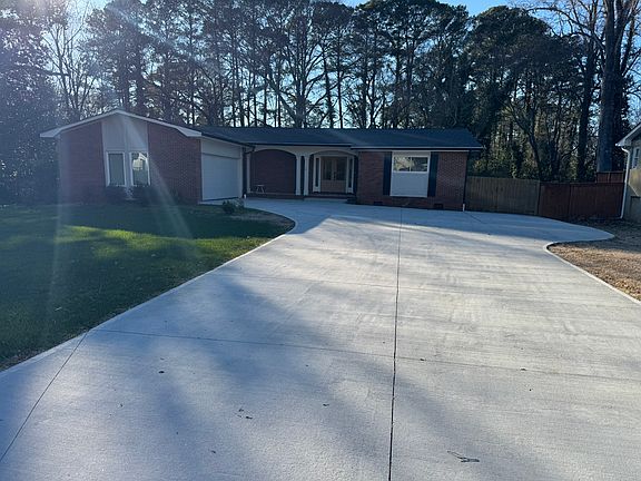 4th image of 2295 Tuxedo Dr SE