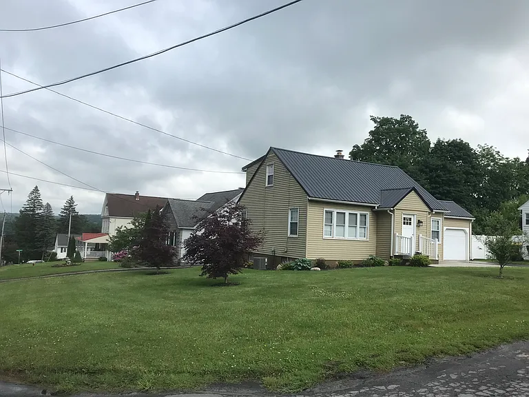 Corner lot - Sanger Ave/Claridge Court