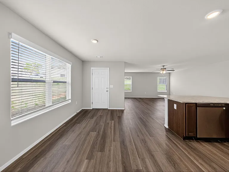 4405 Sackett Ave — Photo 14