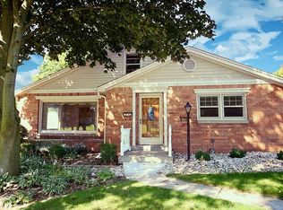 102 Lake Dr, South Milwaukee, WI 53172