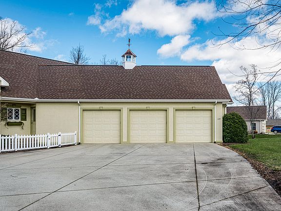 2nd image of 139 Hickory Ridge Ln