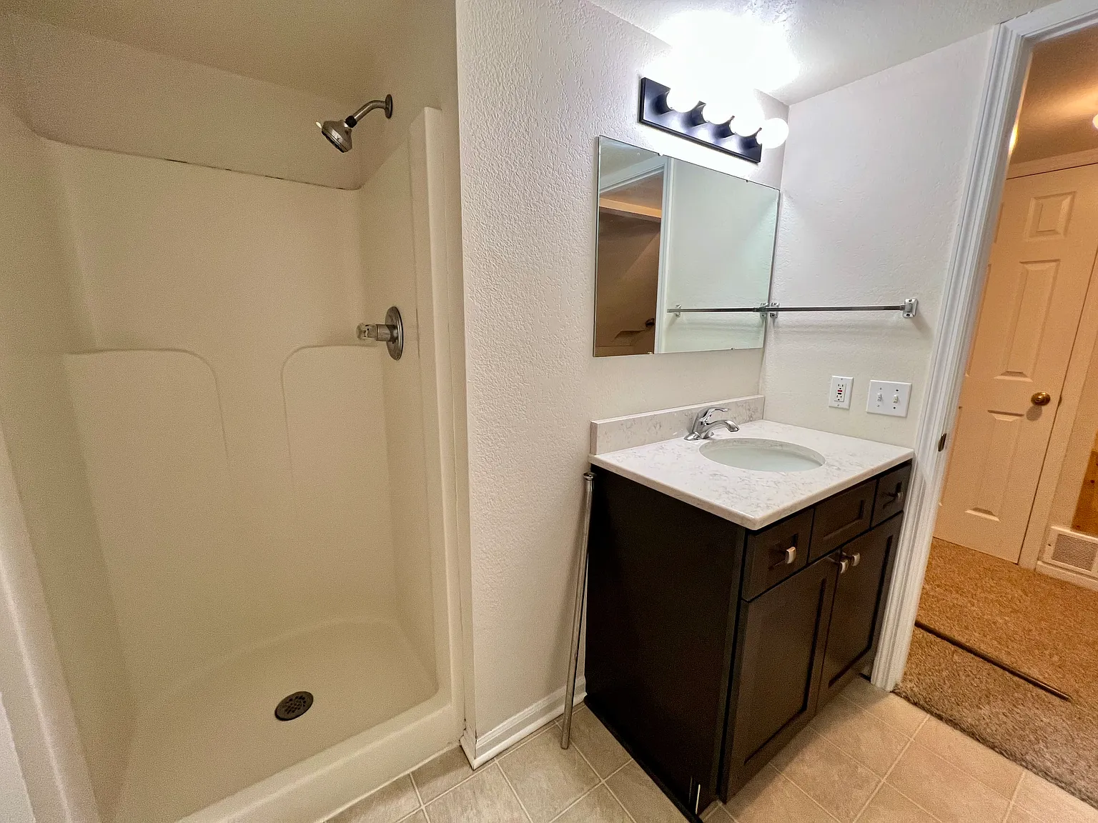 3 bed, 1927 sqft, $2,100 — Photo 4