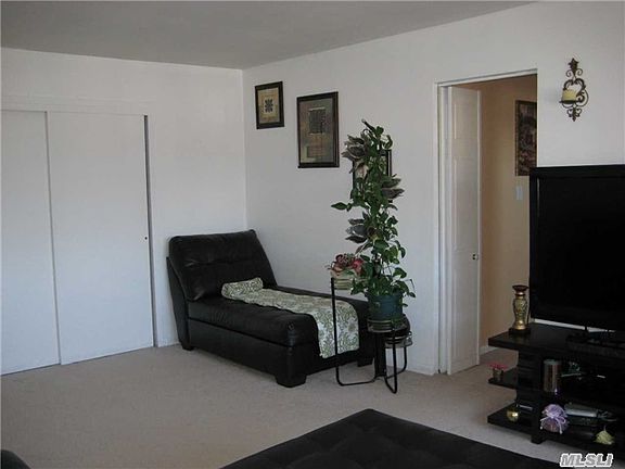 4th image of 324 Post Ave APT 3L