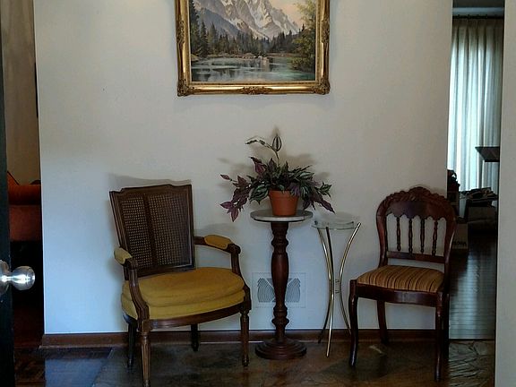 Foyer w Cathedral Ceilings