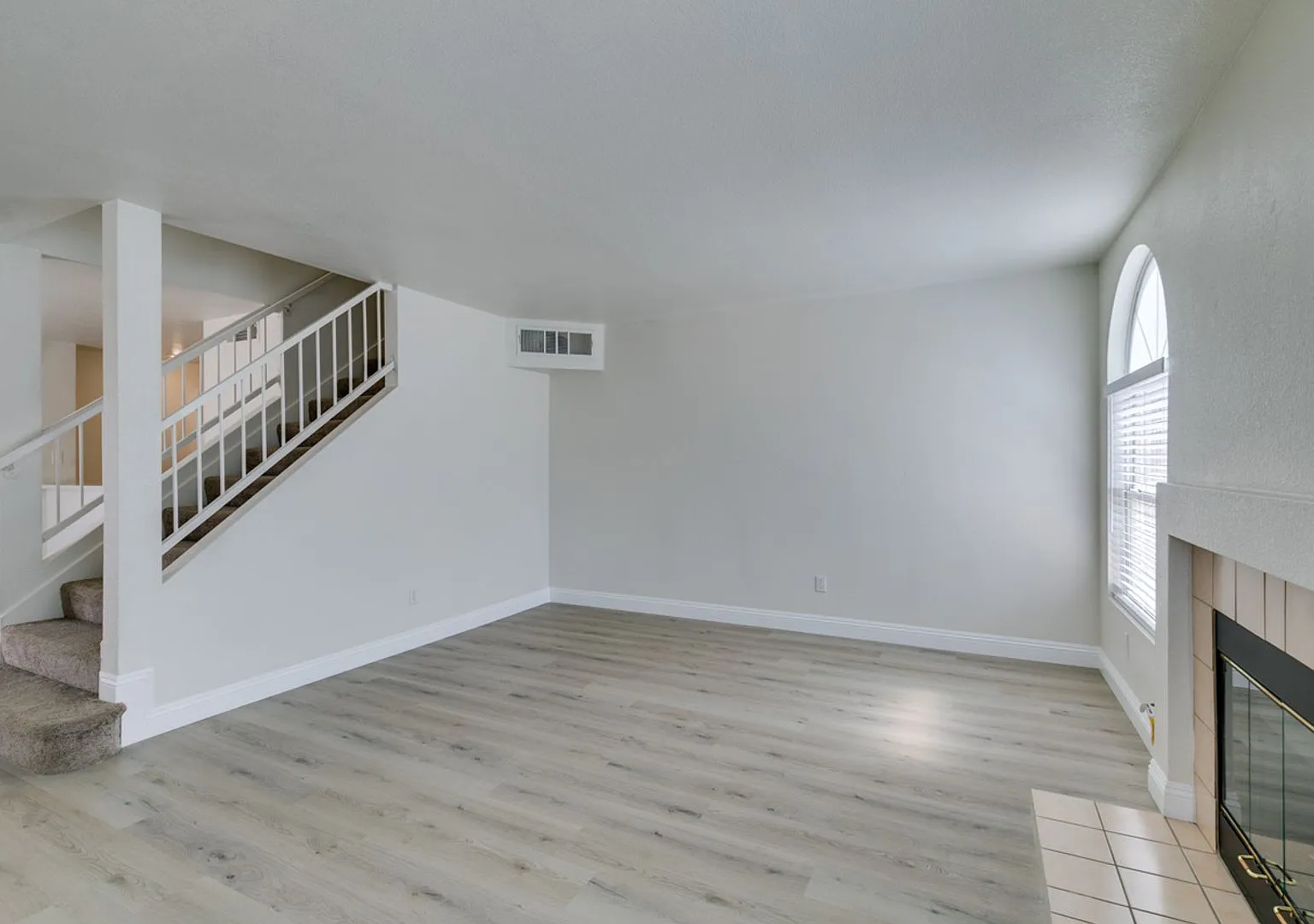 3 Bedroom Townhouse with attached garage in Gated Community — Photo 3
