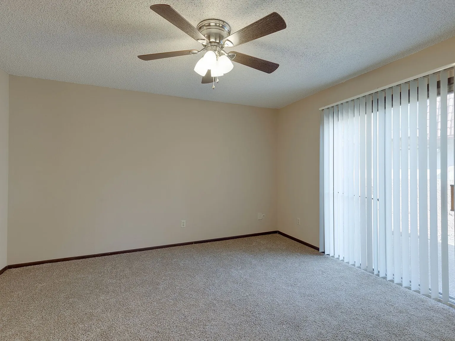 Aragon Apartments — Photo 2