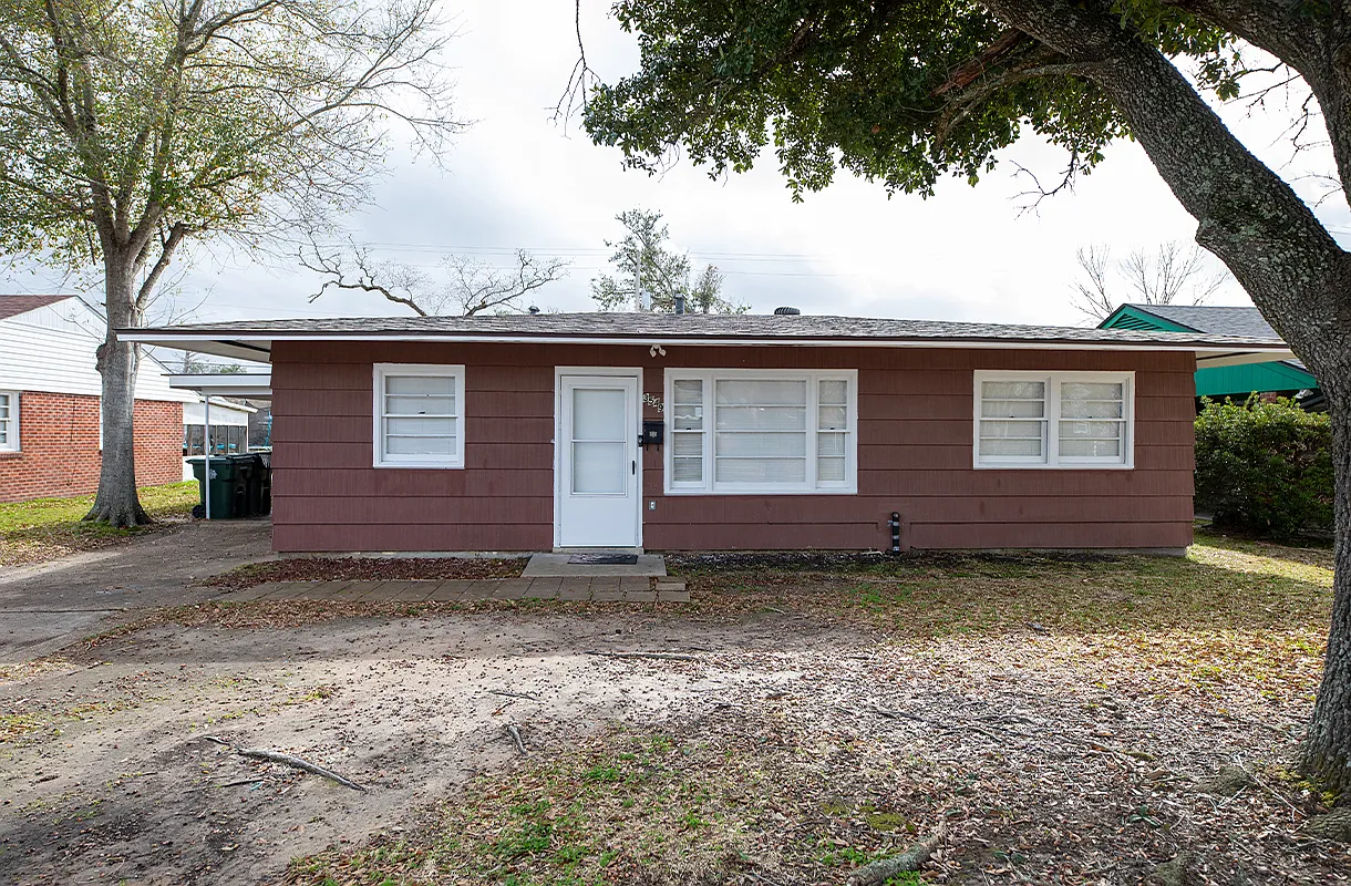 3 bed, 1.0 bath, 922 sqft, $995 — Photo 1