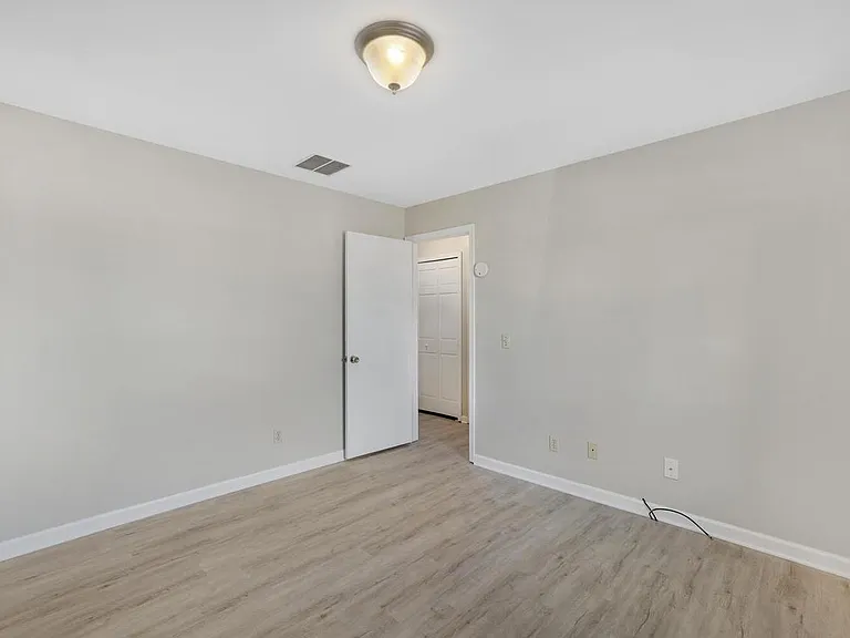 1115 Laura Dr — Photo 21