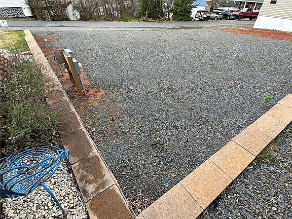 5th image of 207 Badin View Dr