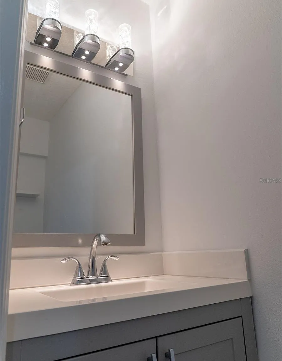 2 bed, 1100 sqft, $2,200 — Photo 3