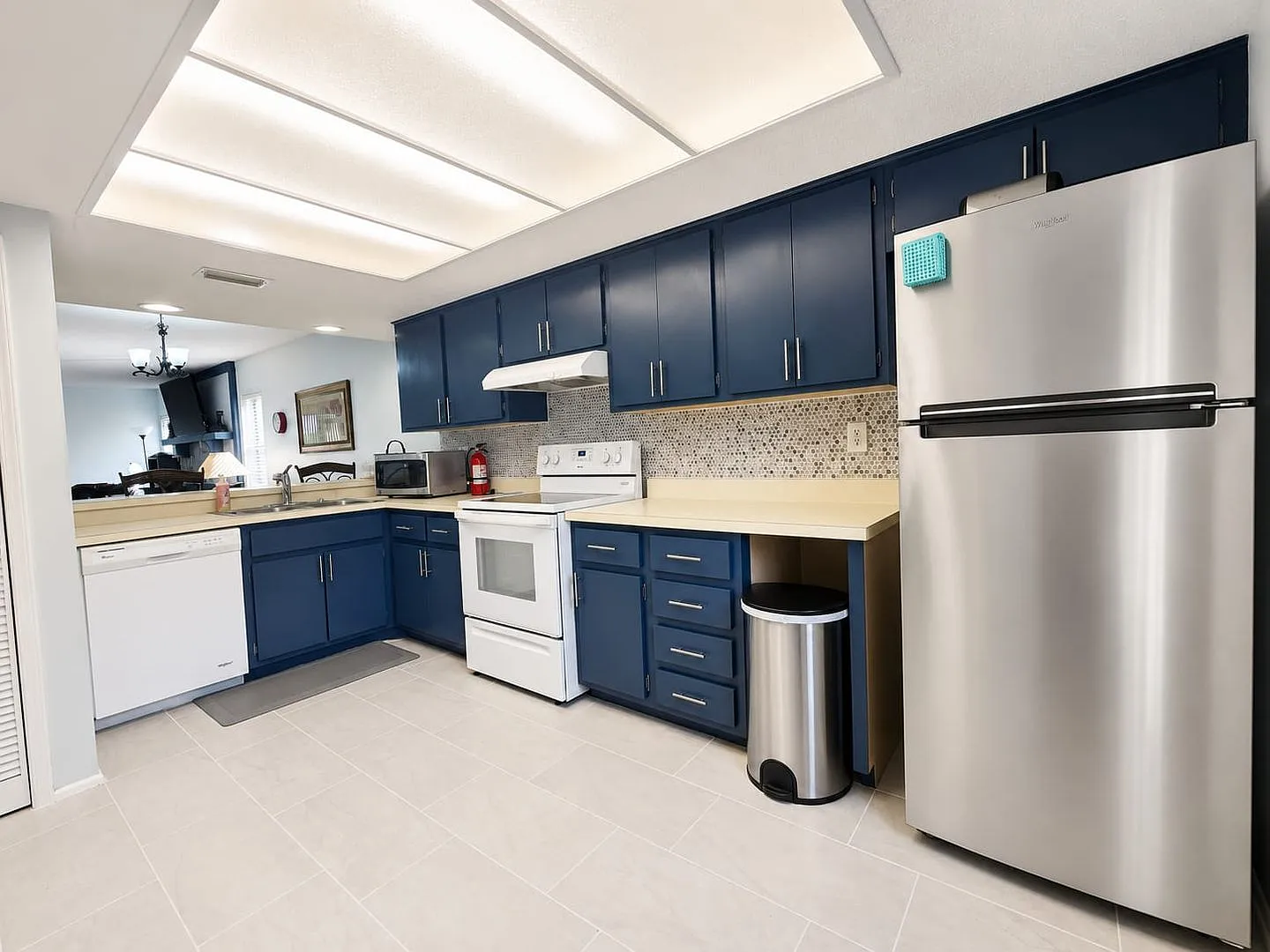 Fully Furnished Condo in Prestigious Guard-Gated Golf Community — Photo 4