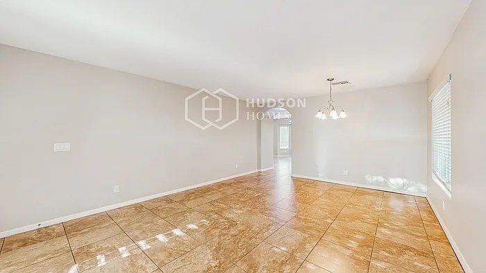 5805 S 27th Ln — Photo 5