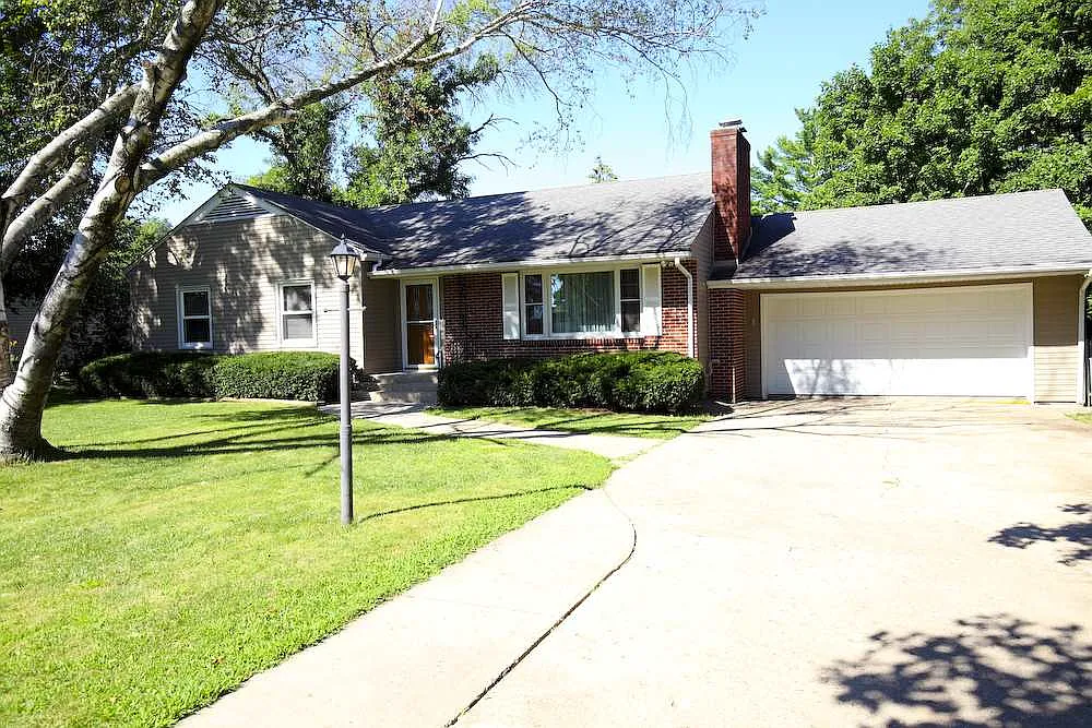 2016 Hawthorne Dr photo 1