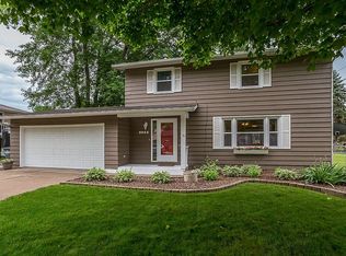 2945 Glenview Dr, Bettendorf, IA 52722