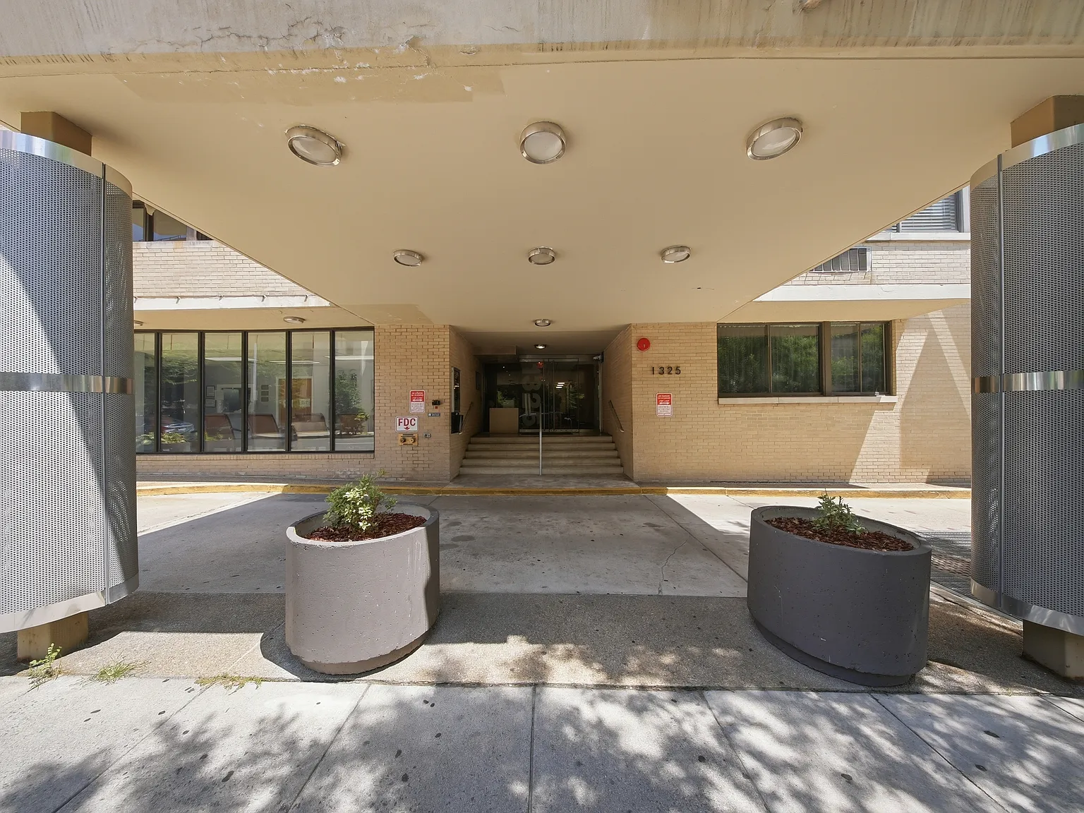 2 bed, 732 sqft, $3,250 — Photo 2