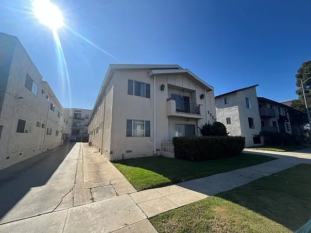 3333 Bagley Ave