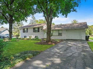 27W102 48th St, Naperville, IL 60563