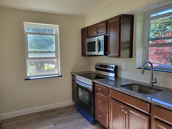 3rd image of 555 High St APT 1