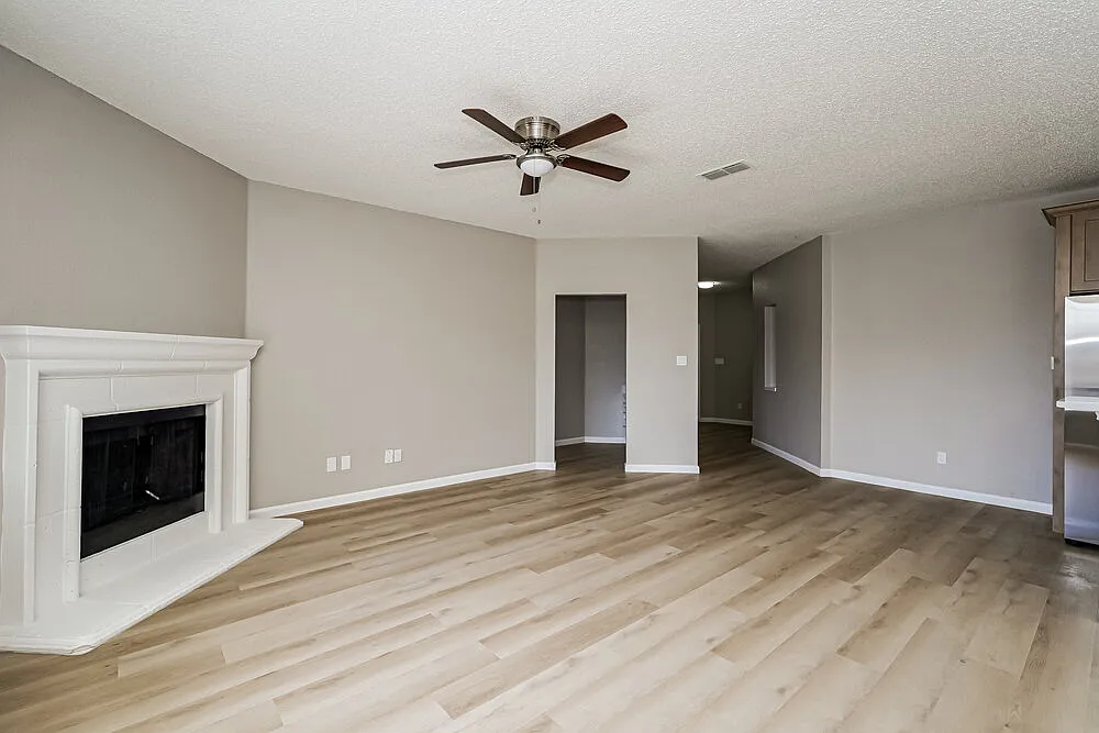 3 bed, 2.0 bath, 1601 sqft, $2,180 — Photo 3