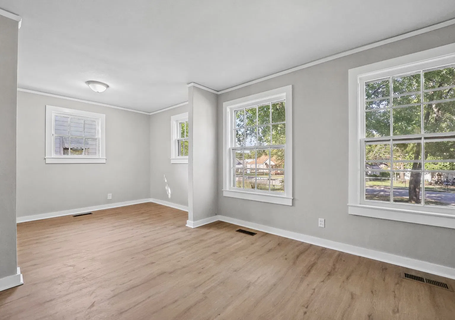 Move-In Special: 1st Month Free Freshly Updated 3 Bedroom House — Photo 3