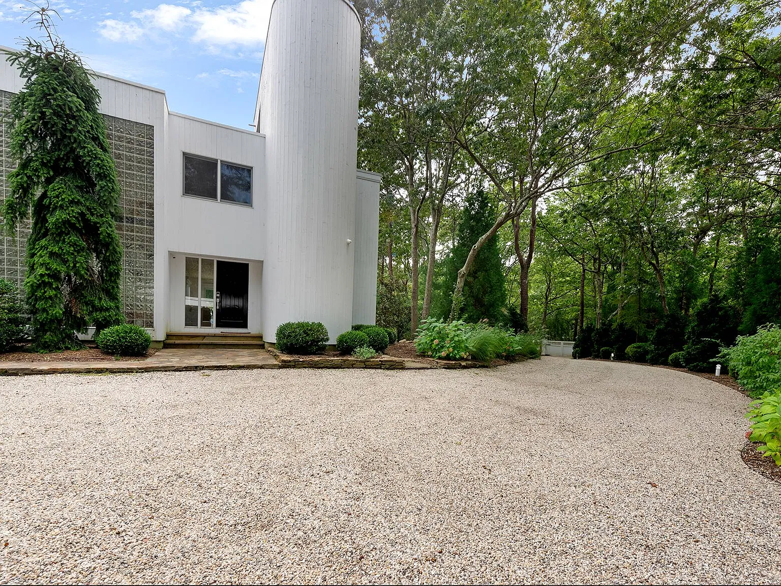 Gated East Hampton Resort Home — Photo 4