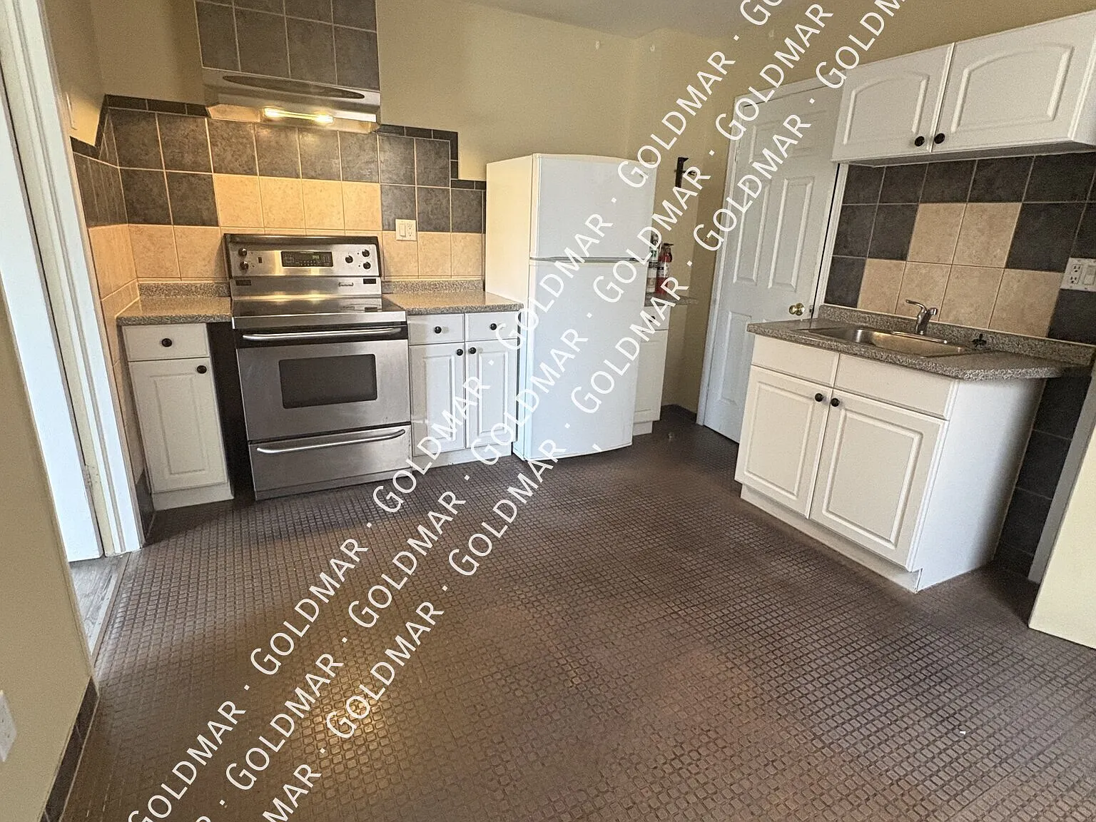 All Inclusive Unit walking distance to Riverside Drive — Photo 2