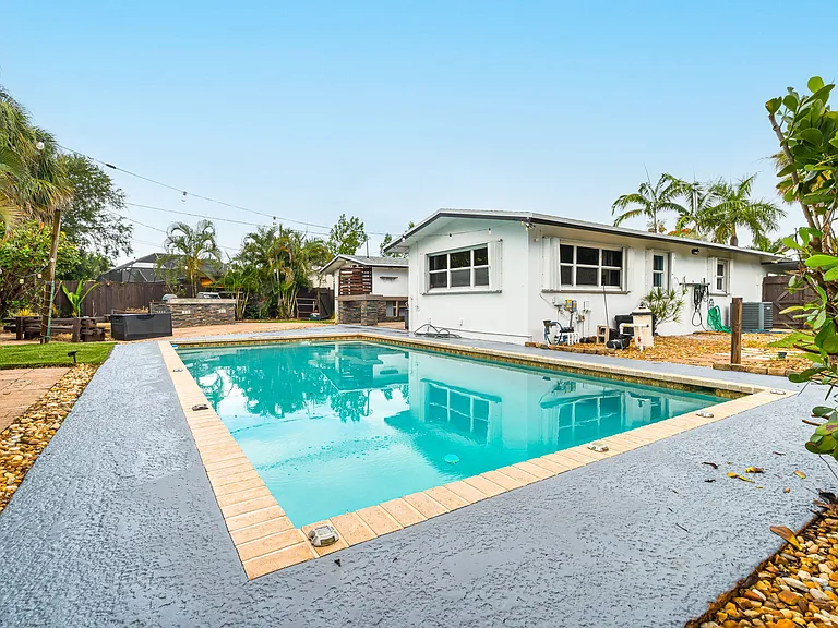 598 NW 14th Ave — Photo 7