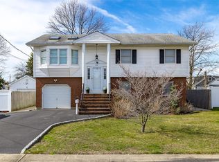 334 Granada Pkwy, Lindenhurst, NY 11757