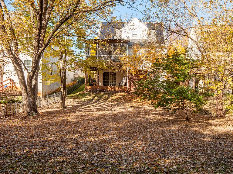 110 Chisholm Pl — Photo 35