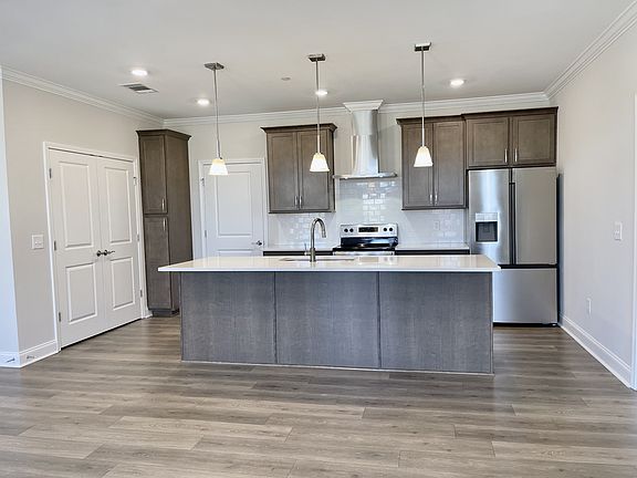 2nd image of 832 Goswell Dr #201