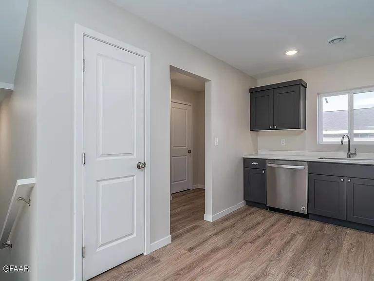 895 Thames Ct — Photo 10