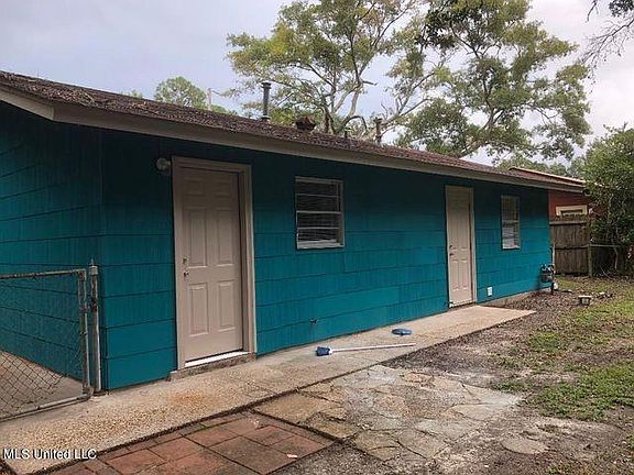 3rd image of 132 Linda Cir