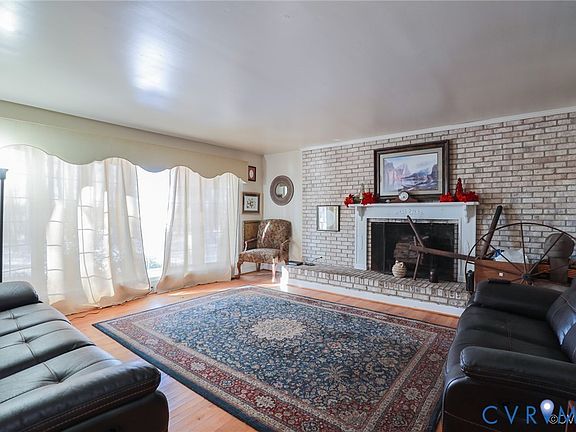 2nd image of 5462 Laurel Dr