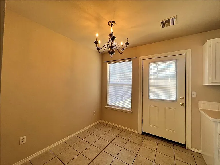 1102 SW Tunbridge Dr — Photo 4