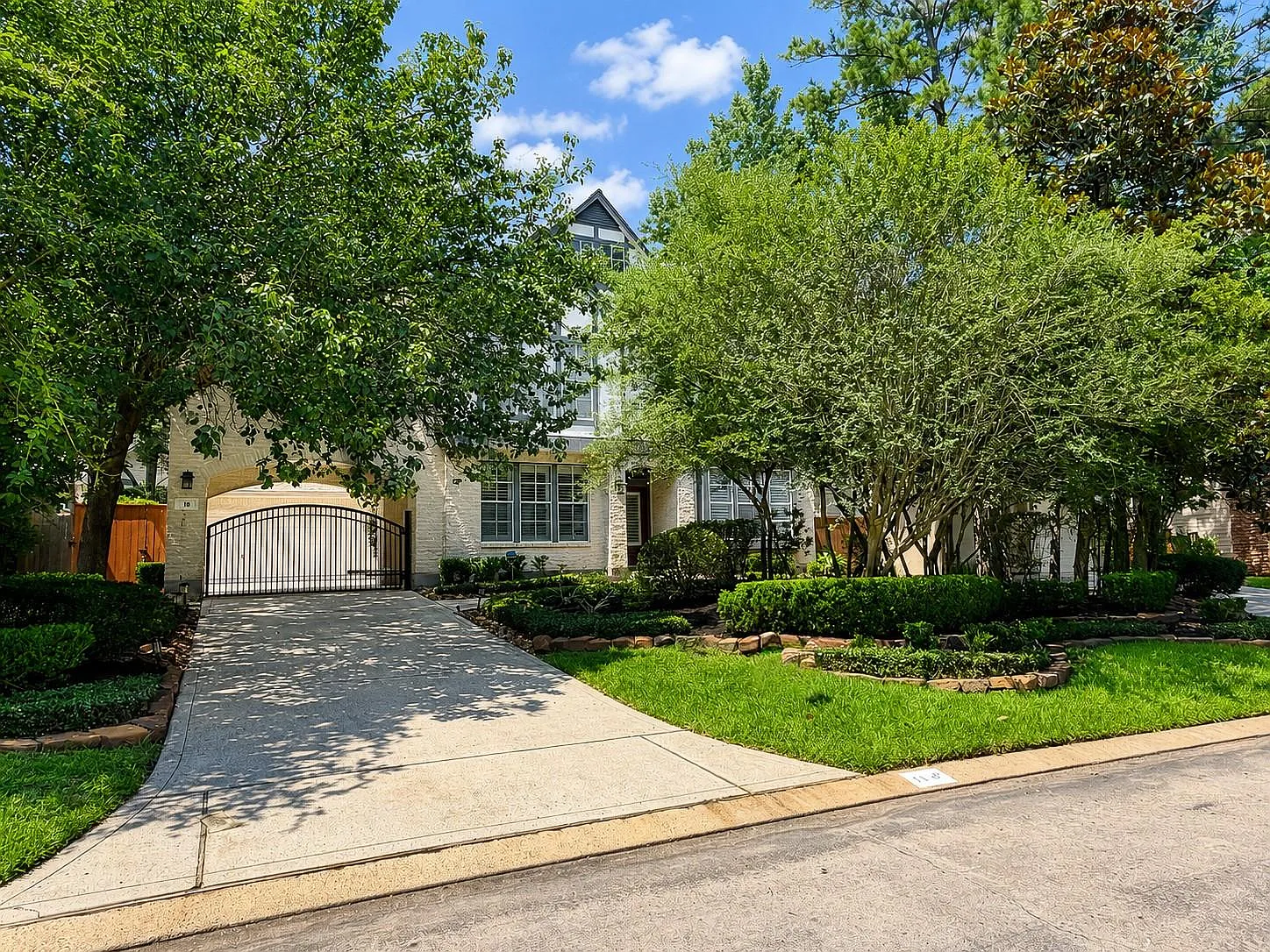 4 bed, 3.5 bath, 3164 sqft, $6,000 — Photo 2