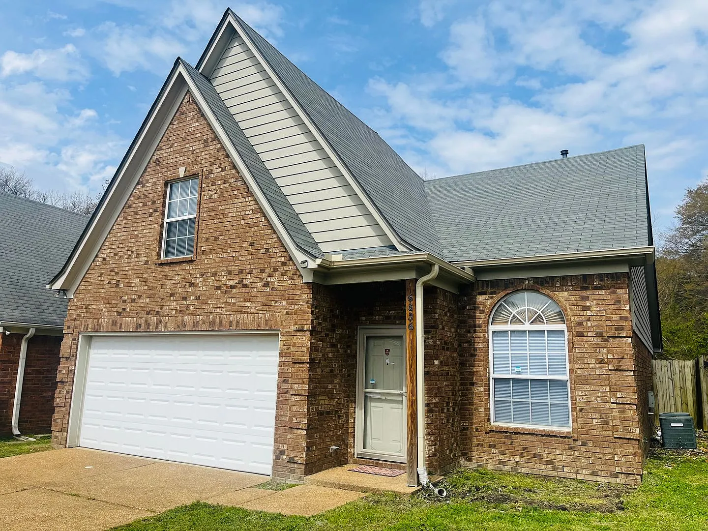 3br/2.5ba Near Shelby Farms. No Carpet! Small Pets Allowed. — Photo 1