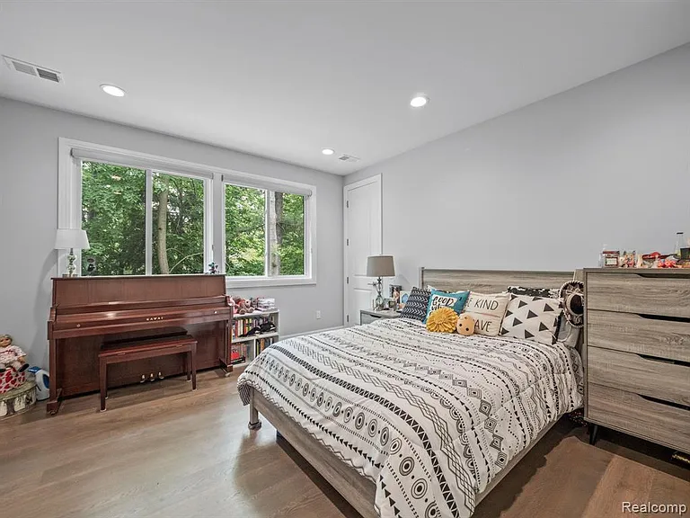 3511 Lakecrest Dr — Photo 40