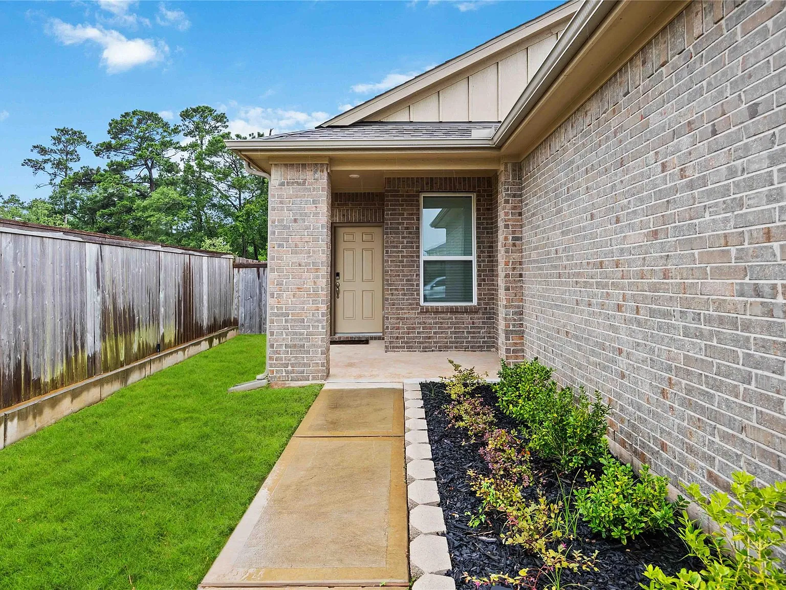 3 bed, 2.0 bath, 1339 sqft, $2,800 — Photo 3