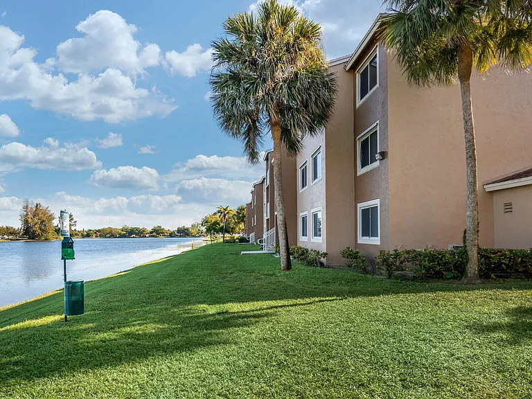 Summerlake Apartments — Photo 5