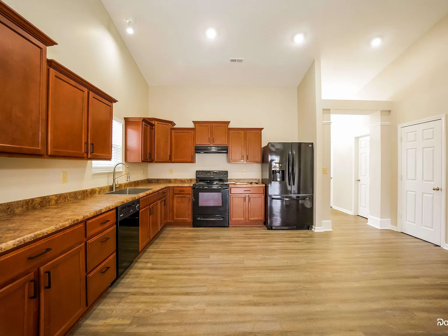3 bed, 2.0 bath, 1611 sqft, $1,960 — Photo 3
