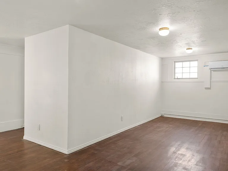 2480 Van Buren Ave — Photo 15