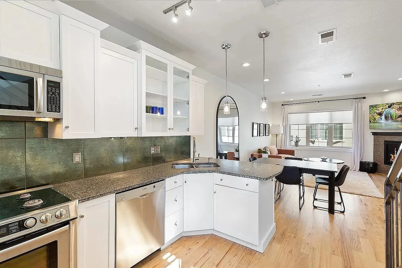 3 bed, 2.5 bath, 1863 sqft, $3,800 — Photo 4