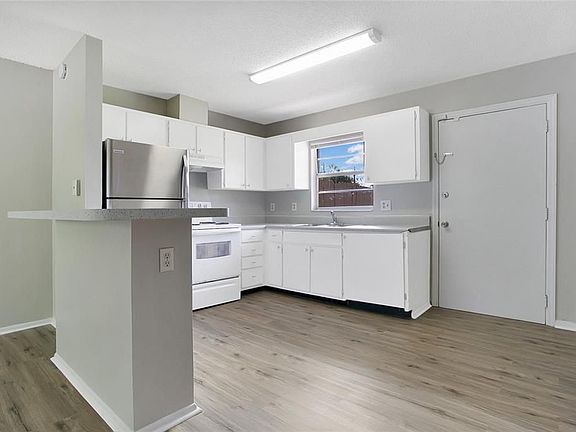 4th image of 2208 Section Dr