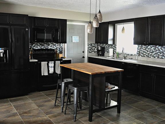 4th image of 990 E Waikiki Dr
