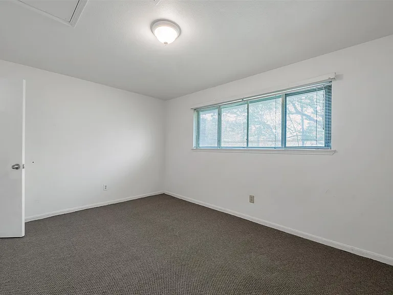 1915 Mustang Springs Dr — Photo 27