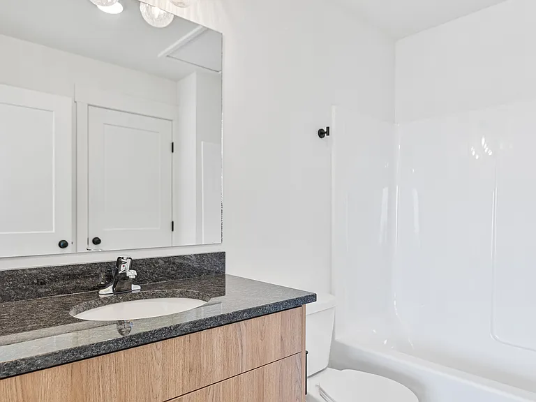 172 N 400 W #8 — Photo 6