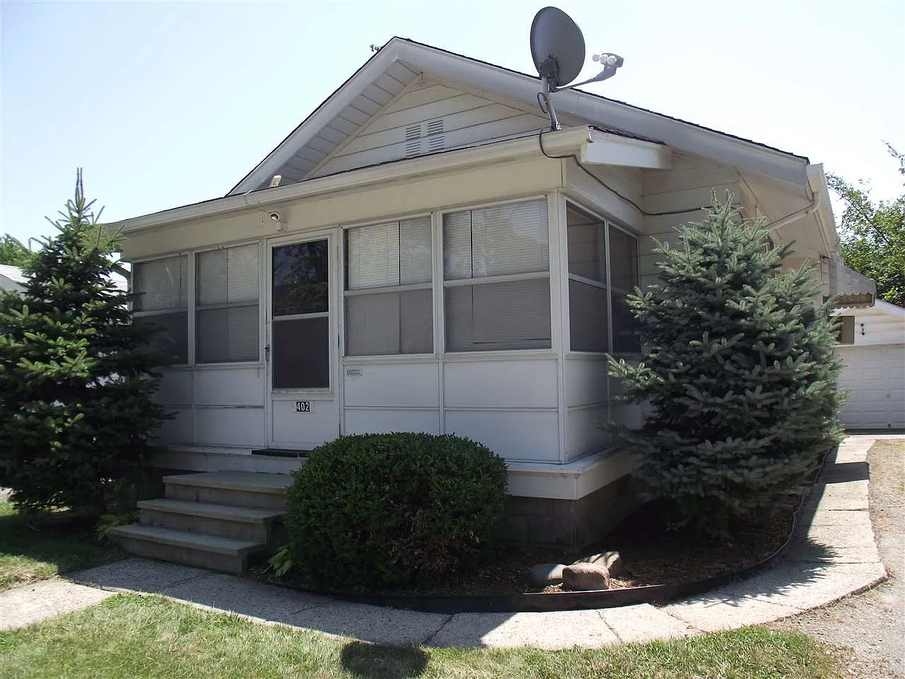 402 Dalgren Ave photo 1