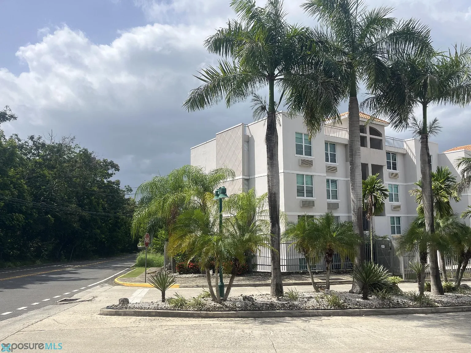 Sea View (Condominio) — Photo 1